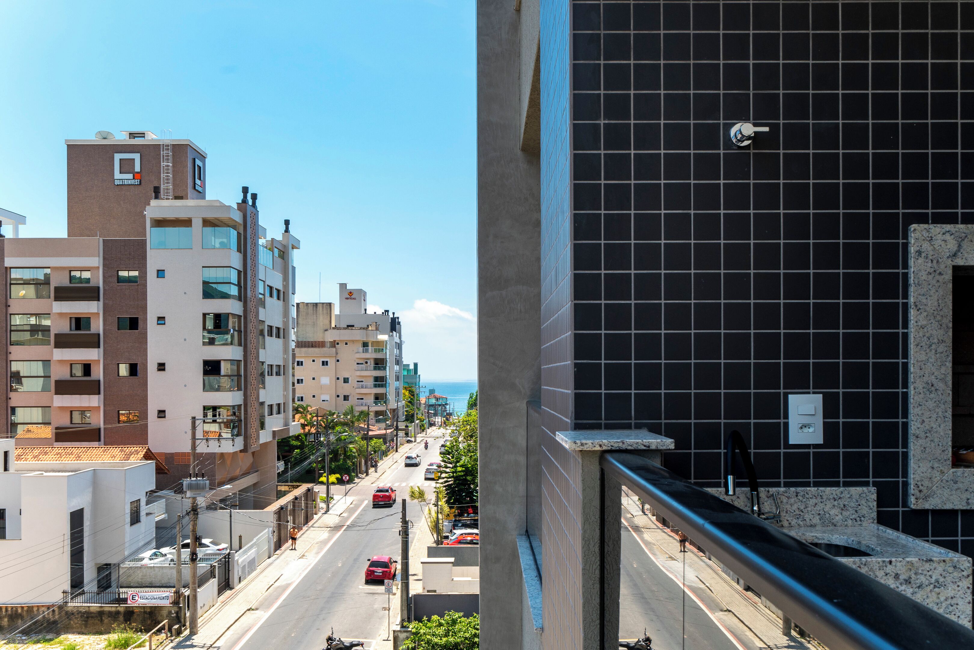 Apartamento luxo, varanda coberta, vista para a cidade | Vista do quarto