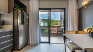 Deluxe Apartment, Lanai, City View | Dining room - APTO flat em condomínio com piscina B (Bombinhas)
