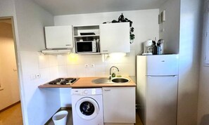 Fridge, microwave, coffee/tea maker, electric kettle - Apartments for 4 People (Avene)
