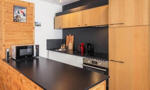 Micro-ondas, fogão, lava-louças, chaleira elétrica