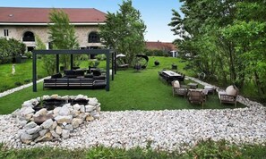 Outdoor dining - House in Gresy-sur-aix Near Lake Bourget (Gresy-sur-Aix)