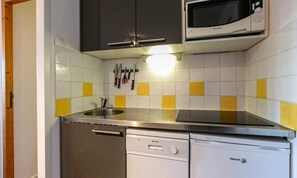 Kühlschrank, Geschirrspüler, Wasserkocher mit Kaffee-/Teezubehör