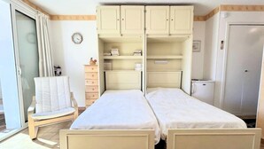 Room - Apartment Near Lake Esparron's Serenity (Gréoux-les-Bains)