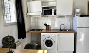 Fridge, microwave, coffee/tea maker, electric kettle - Apartment in Avene by Thermal Spa & Trails (Avene)