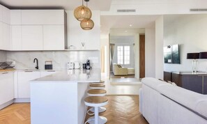 Living area - Apartment Near Cannes Beaches & Croisette (Cannes)