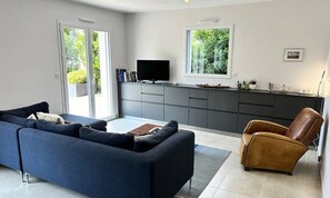 Living area - Bright, Fully Renovated House, Just Steps From the Beach and Shops (Erquy)