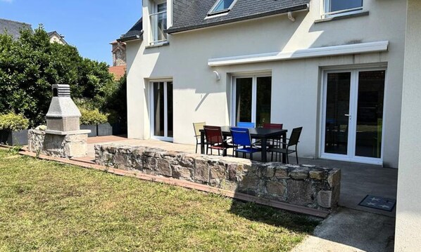 Outdoor dining - Bright, Fully Renovated House, Just Steps From the Beach and Shops (Erquy)