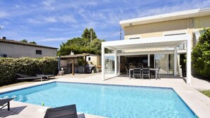 Indoor pool, outdoor pool - Villa in Antibes With Pool and Sea View (Antibes)