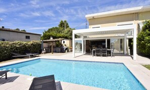 Indoor pool, outdoor pool - Villa in Antibes With Pool and Sea View (Antibes)