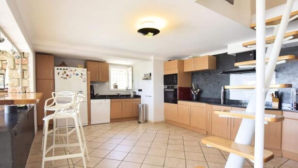 Coffee/tea maker, fridge, microwave, oven - Villa in Antibes With Pool and Sea View (Antibes)