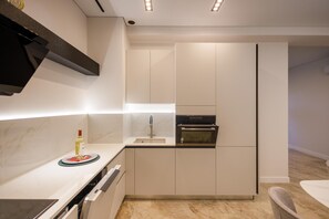 Mikrobølgeovn, ovn, kokeplater og oppvaskmaskin