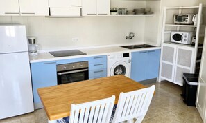Kühlschrank, Mikrowelle, Ofen, Wasserkocher mit Kaffee-/Teezubehör
