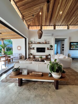 TV - 4BR/4.5BA Villa ON Beach Path • Hacienda Pinilla • Pool • Near Tamarindo (Hacienda pinilla)