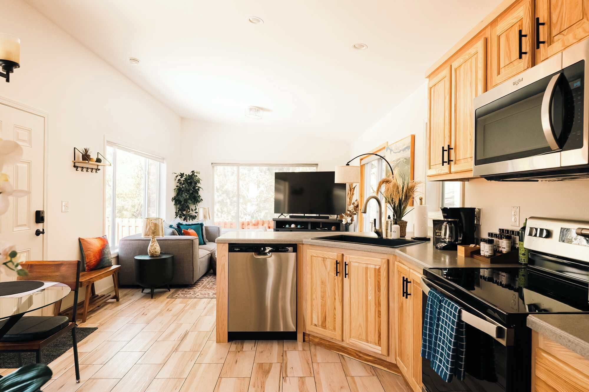 Refrigerador, microondas, horno y parrilla de estufa 