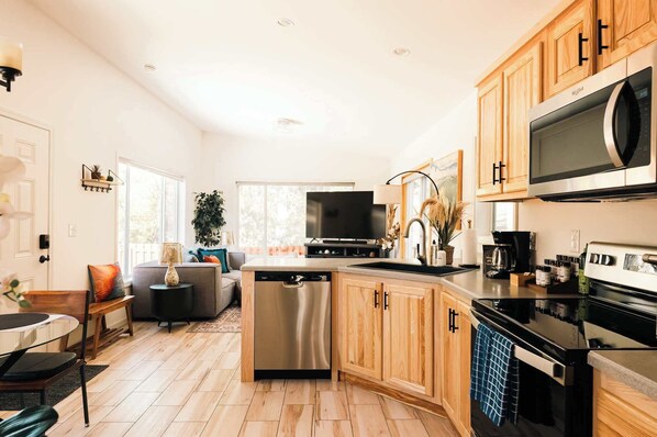 ثلاجة، ميكروويف، فرن، موقد طهي مسطح