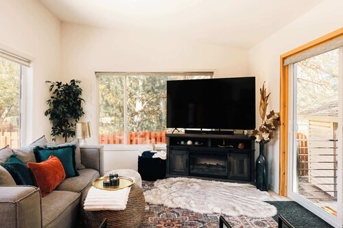 Ralston Creek Cottage - Serene Park Views