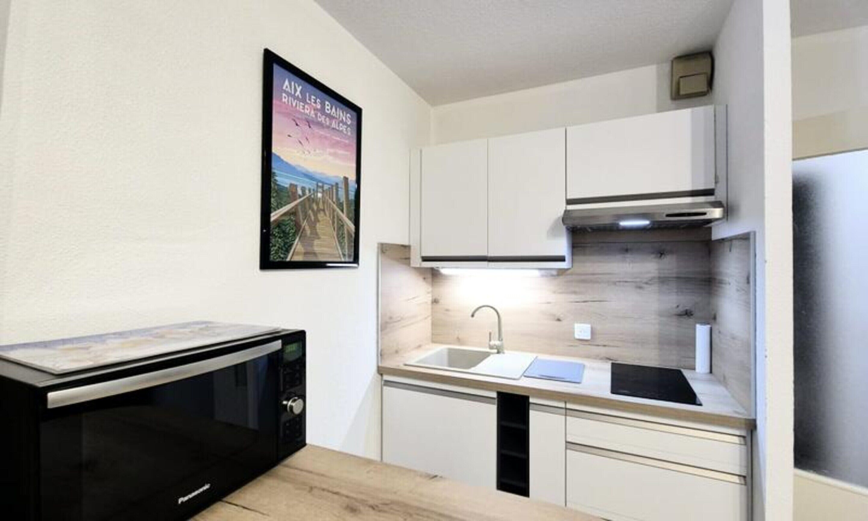 Tủ lạnh, lò vi sóng, dụng cụ pha cà phê/trà, ấm điện 