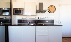 Fridge, microwave, dishwasher, coffee/tea maker - Air-conditioned Studio Heart of Cannes (Cannes)