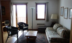 Living area - Apartment in Val D'ys Near Ski Slopes (Huez)