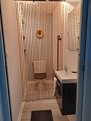 Suihku, hiustenkuivaaja, pyyhkeet