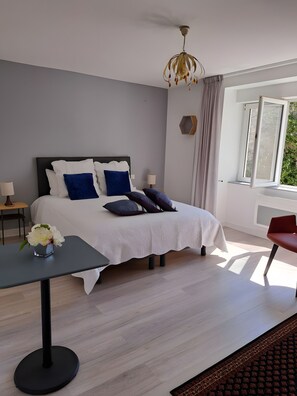 Silitysrauta/-lauta, Wi-Fi, vuodevaatteet