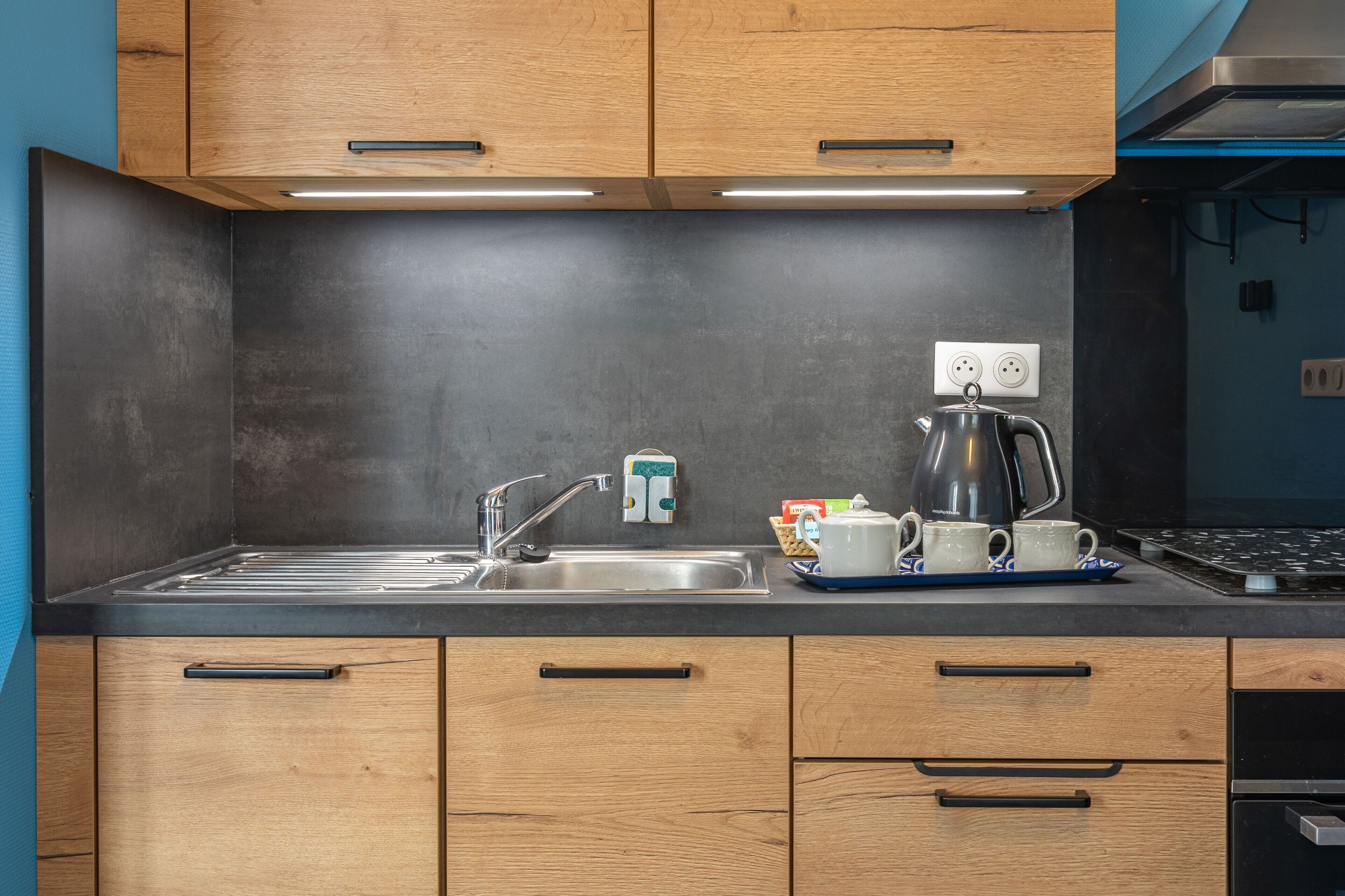 Frigorífico, microondas, horno y placa de cocina