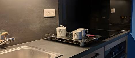 Kühlschrank, Mikrowelle, Ofen, Herdplatte