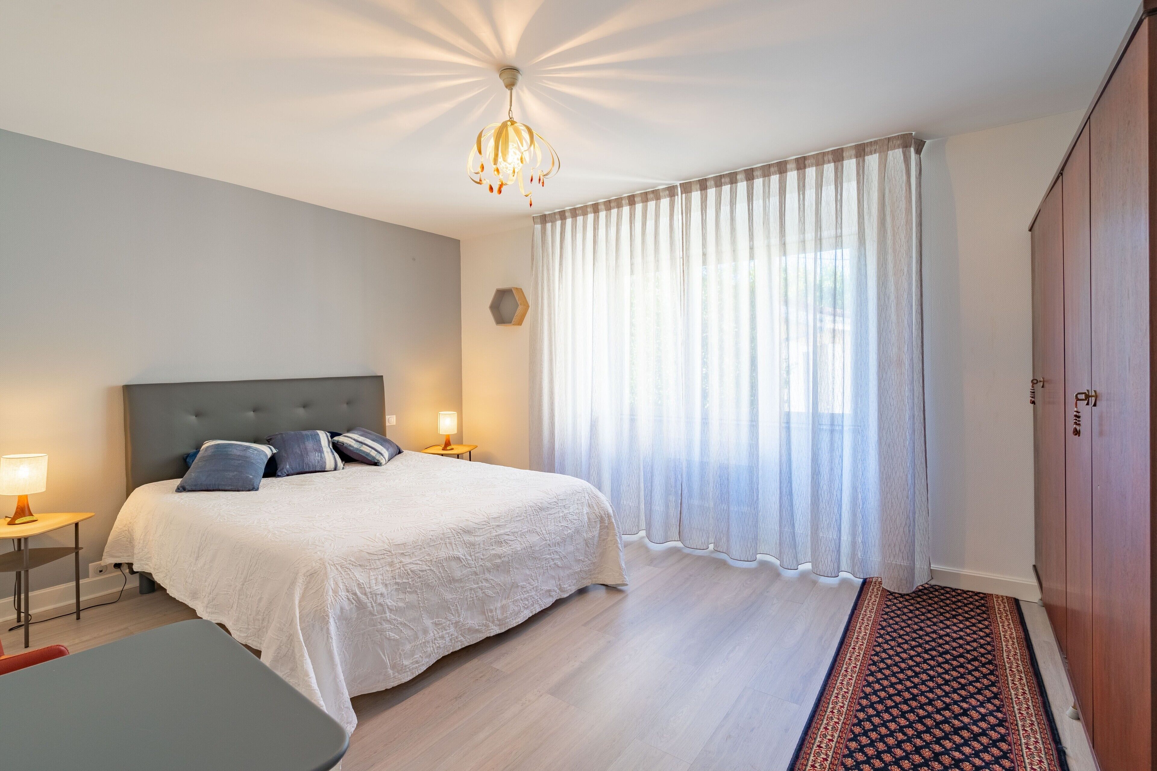 1 غرفة نوم ومكواة/لوح كي وواي فاي وملاءات أسرّة