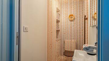Een douche, een haardroger, handdoeken