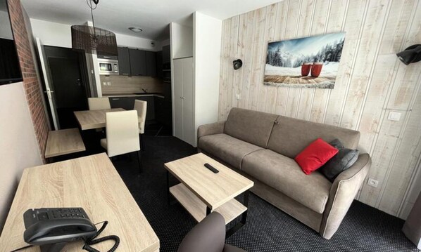 Living area - Apartment Near Slopes With Pool Views (Eaux-Bonnes)