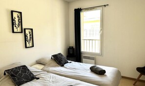 Iron/ironing board - Apartments for 5 People (Avene)