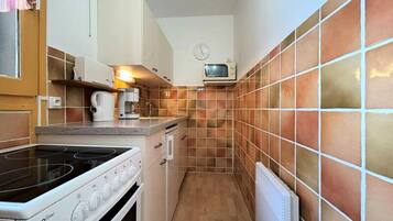 Fridge, microwave, oven, coffee/tea maker