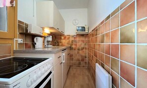 Jääkaappi, mikroaaltouuni, uuni, kahvin-/teenkeitin