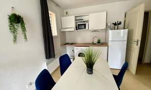 Fridge, microwave, coffee/tea maker, electric kettle - Apartments for 5 People (Avene)