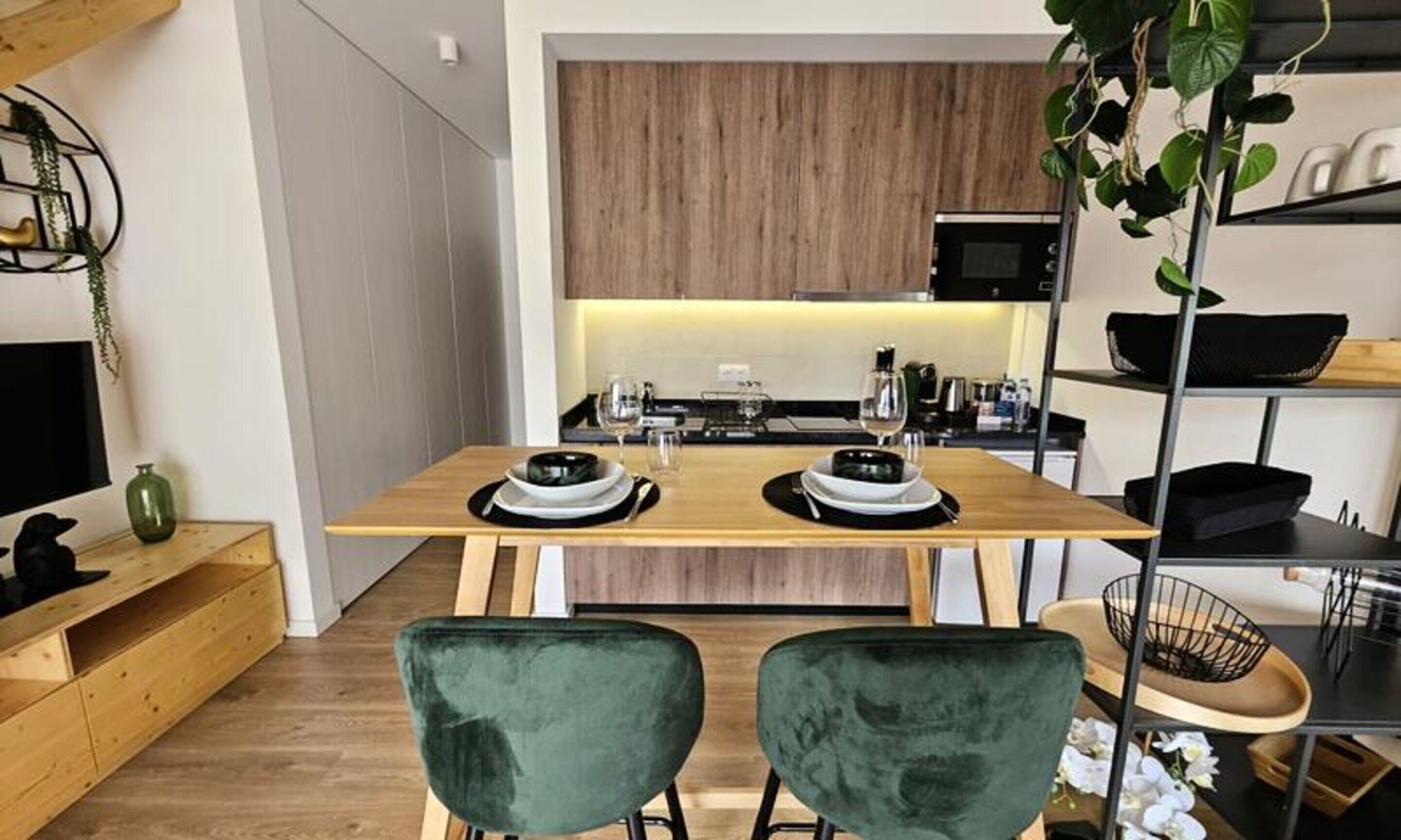 ثلاجة، ميكروويف، ماكينة لصنع القهوة/الشاي، غلّاية كهربائية