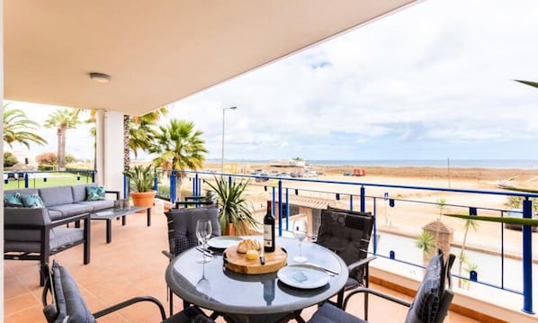 Outdoor dining - Apartments for 4 People (Lagos)