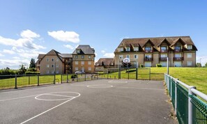 Sports court - 2-room Apartment for 4 People - Budget (Saint-Arnoult)