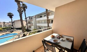 Outdoor dining - Apartments for 4 People (Le Grau-Du-Roi)