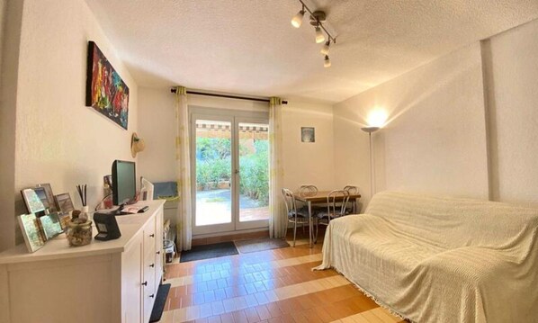 Living area - T2 Garden Level in Boucanet (Le Grau-Du-Roi)