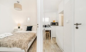 Iron/ironing board, bed sheets - Apartment in Alfama Near Rio Tejo (Lisbon)