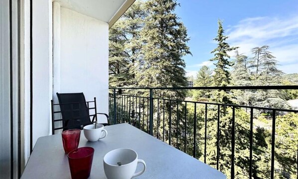 Outdoor dining - Apartment in Greoux Near Thermal Baths (Gréoux-les-Bains)