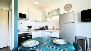 Coffee/tea maker, fridge, microwave, oven - Apartment in Greoux Near Thermal Baths (Gréoux-les-Bains)