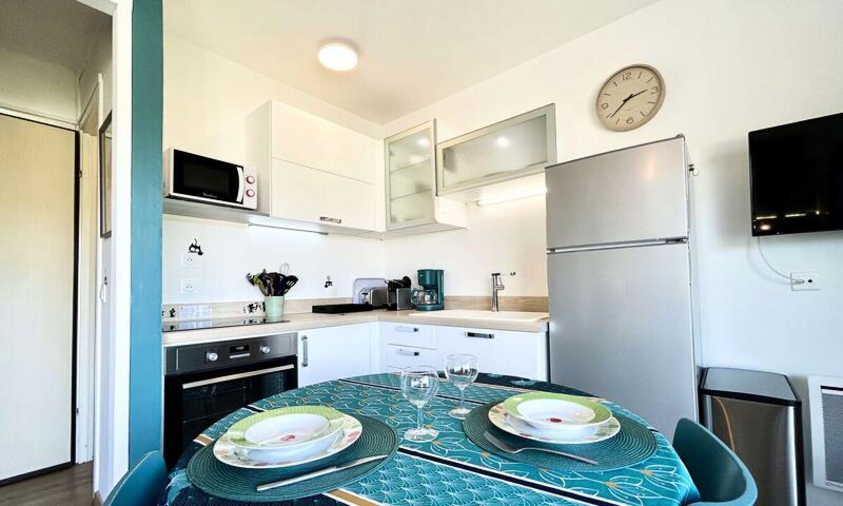 Fridge, microwave, oven, coffee/tea maker