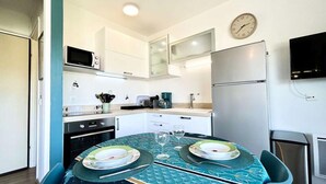 Coffee/tea maker, fridge, microwave, oven - Apartment in Greoux Near Thermal Baths (Gréoux-les-Bains)