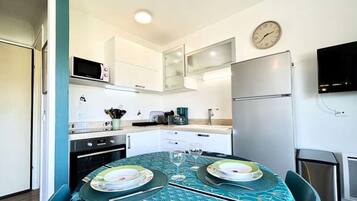 Fridge, microwave, oven, coffee/tea maker