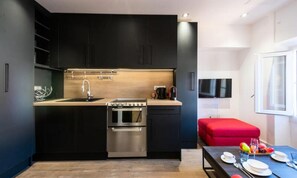 Fridge, oven, dishwasher, coffee/tea maker - 2-room Air-conditioned Apartment Near the Croisette (Cannes)