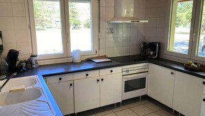 Unclassified image, 3 of 3, button - House in Medoc Near Scenic Vineyards (Hourtin)