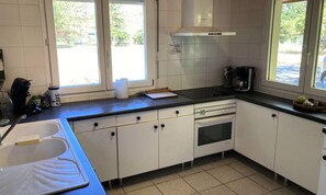 Lò nướng, máy rửa bát, dụng cụ pha cà phê/trà, ấm điện 