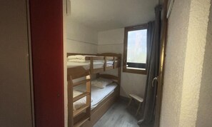 1 bedroom, bed sheets - Apartment in Plagne 1800 Near Ski Lifts (La Plagne-Tarentaise)