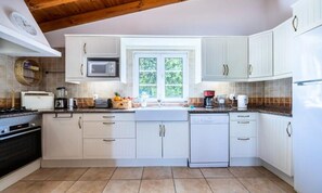 Kylskåp, mikrovågsugn, ugn och kaffe- och tebryggare